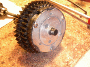 verklebt, und verschraubt. Hält für immer ;-)