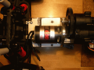 der aufgeklebte Motortäger